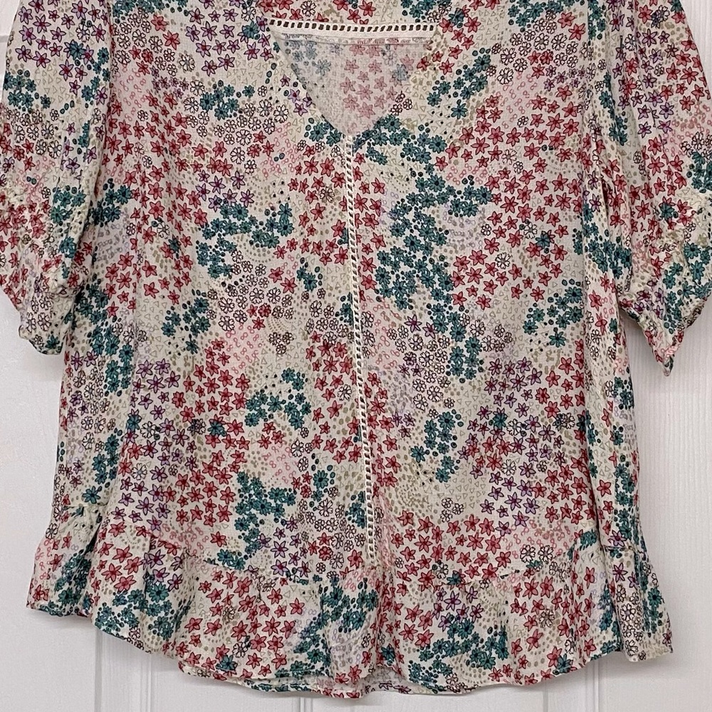 Lucky Brand Ditsy Floral Eyelet Trim Flowy BoHo Ruffle Hem V Neck Top Sz S - Picture 3 of 5